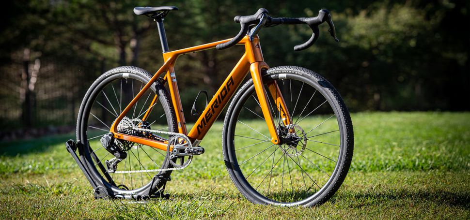 Otestovali jsme zbrusu nový přírůstek do gravel rodiny z dílny Merida: model Mission 6000. Jakmile se cesta začala utahovat nebo kroutit, kolo ožívalo a tiše našeptávalo: „Přidej,