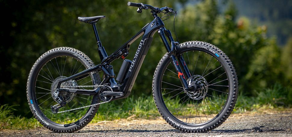 Většina výrobců, kteří dnes osazují SX pohon od Bosche, se snaží postavit co nejlehčí ebike, ale Polygon na to jde jinak a dopřál mu pořádné zdvihy...