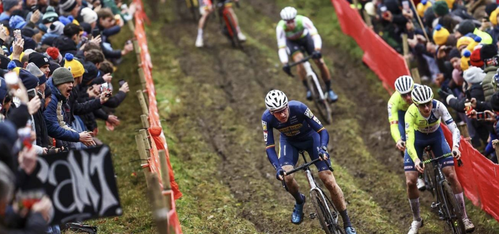 Světový pohár v Namuru: van der Poel a Pieterse zpět v terénu